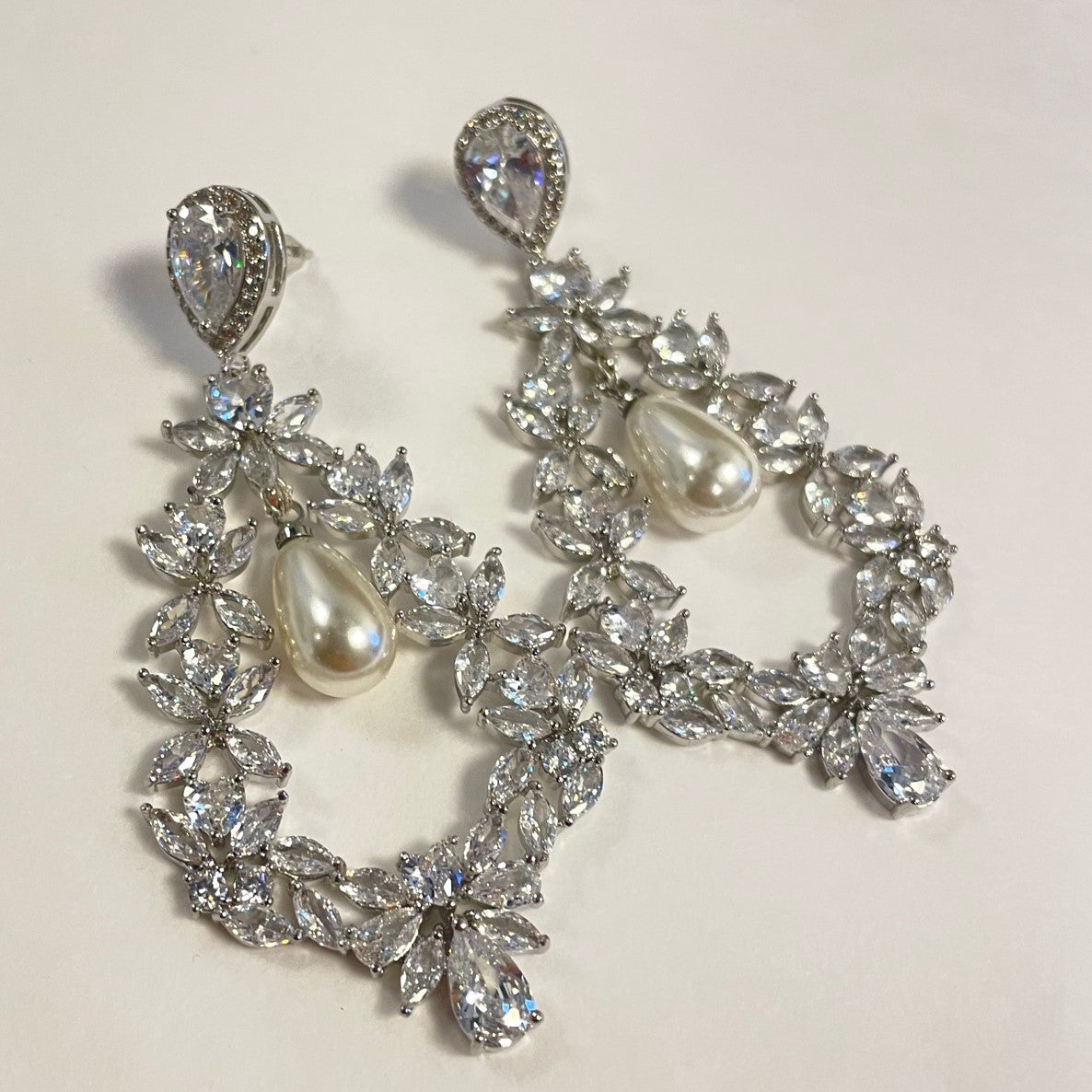Boucles Longues Pendantes de Mariage en Forme de V avec Zircons et Perles Goutte - Élégance Étincelante
