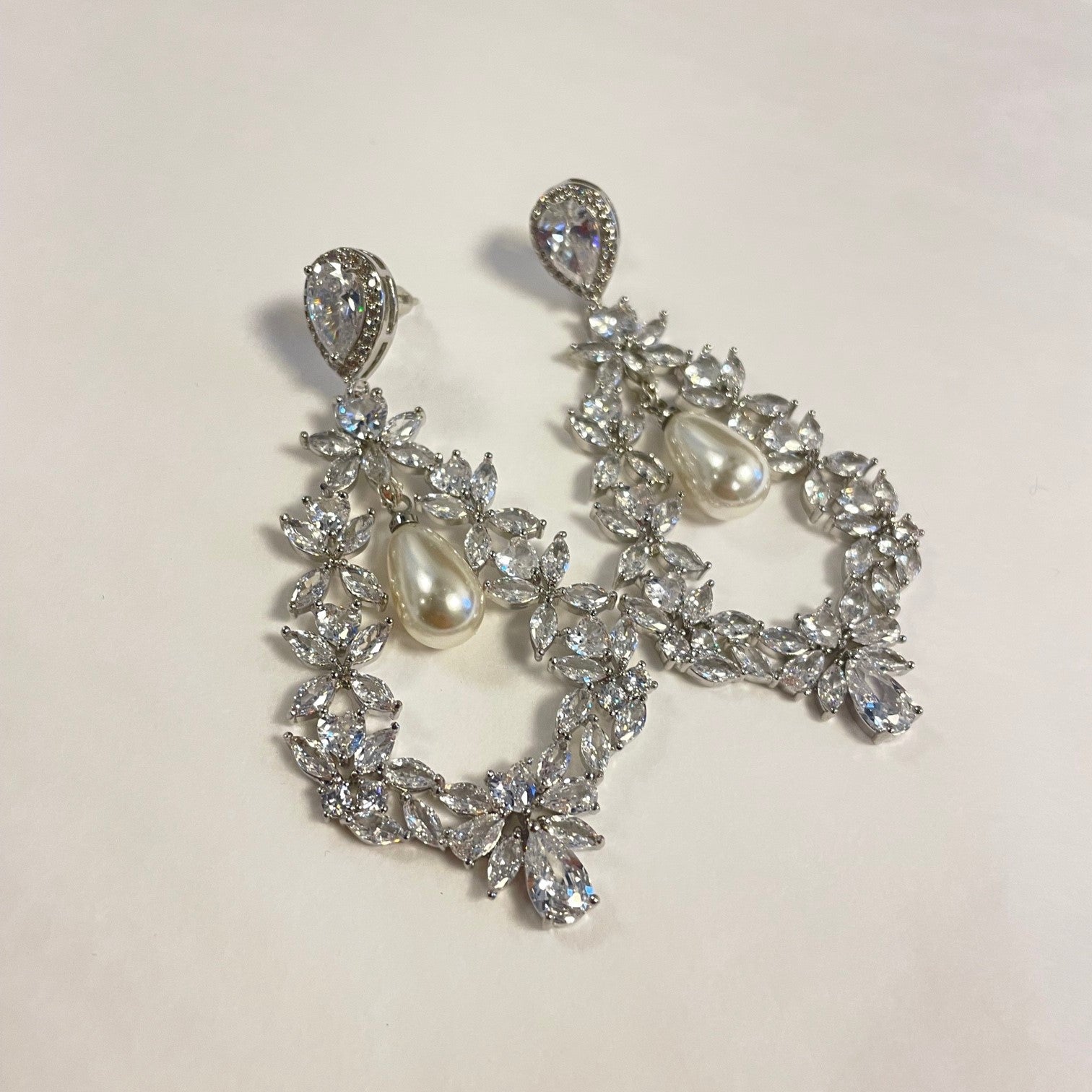 Boucles Longues Pendantes de Mariage en Forme de V avec Zircons et Perles Goutte - Élégance Étincelante