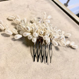 Peigne de cheveux mariage fleurs de porcelaine ET perles 